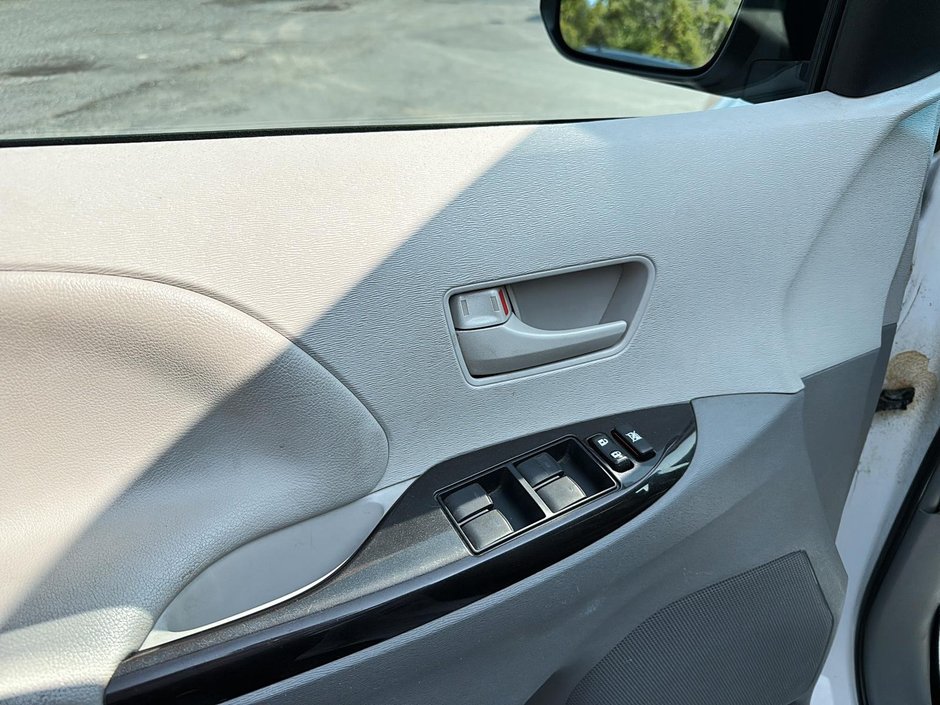 2013 Toyota Sienna-12
