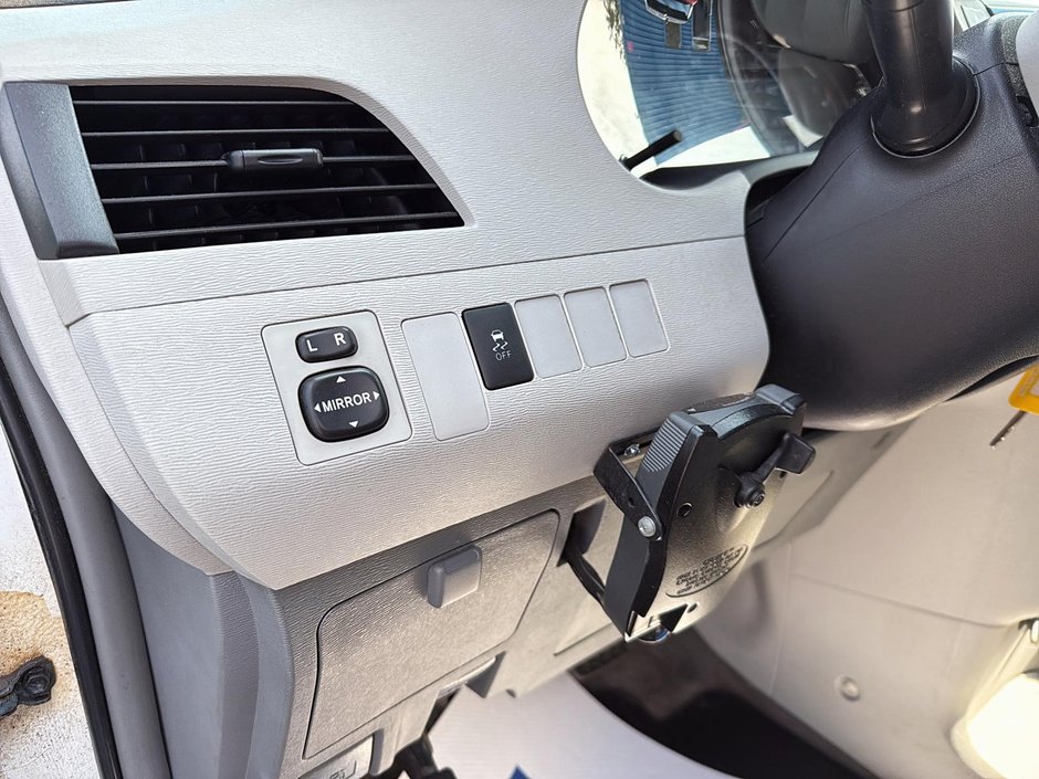 2013 Toyota Sienna-13
