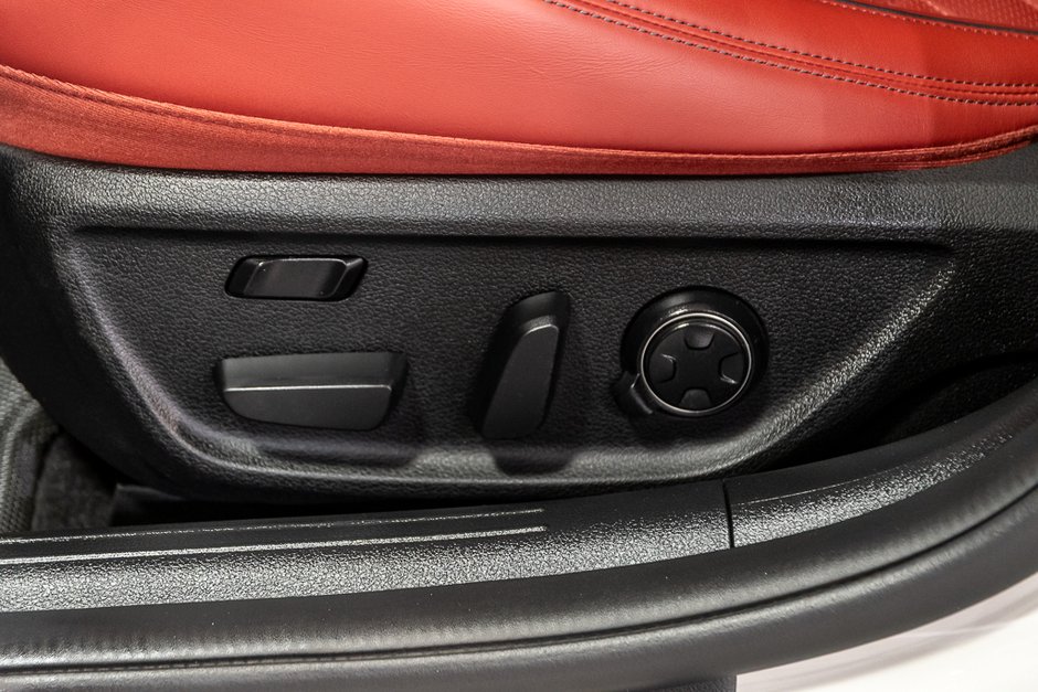 GENESIS G70 SPORT 3.3T AWD 365HP CUIR TOIT NAV CAM360 2025-19