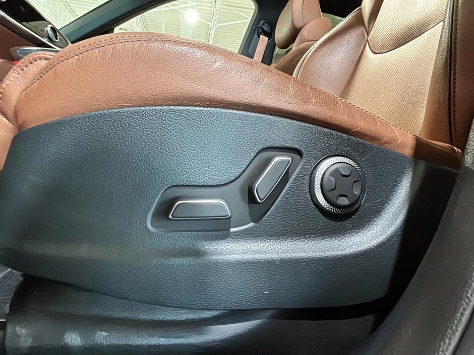 GENESIS GV70 2.5T Advanced Plus Toit Cuir Chauffants Cam Gps 2022-19