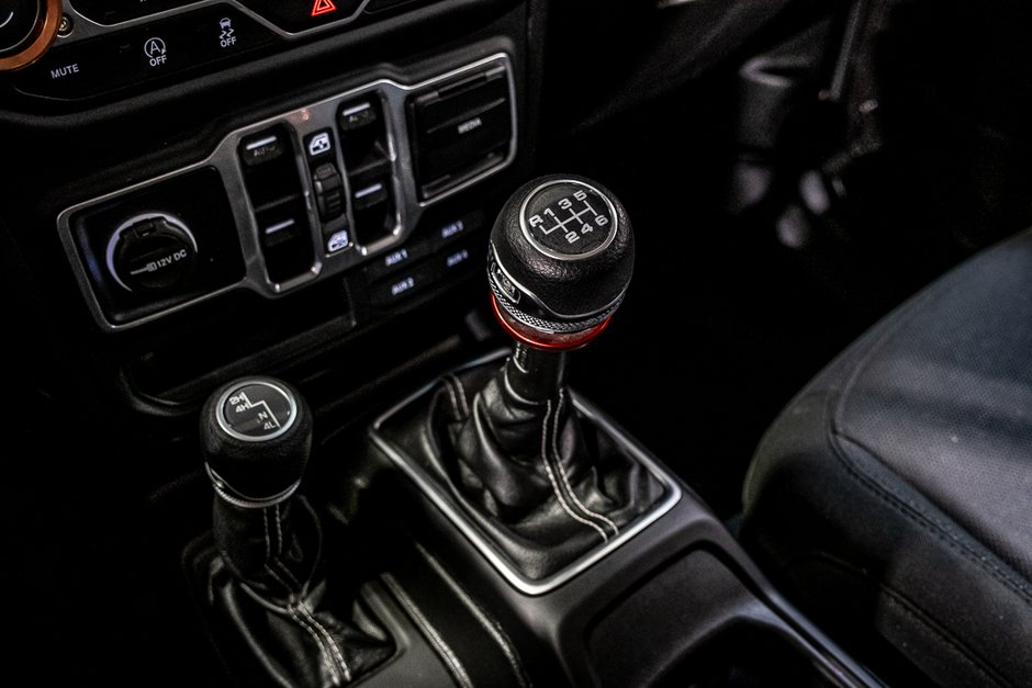 Jeep Wrangler Unlimited SAHARA V6 ALPINE DANA M220 GPS 2018.5 2018-25