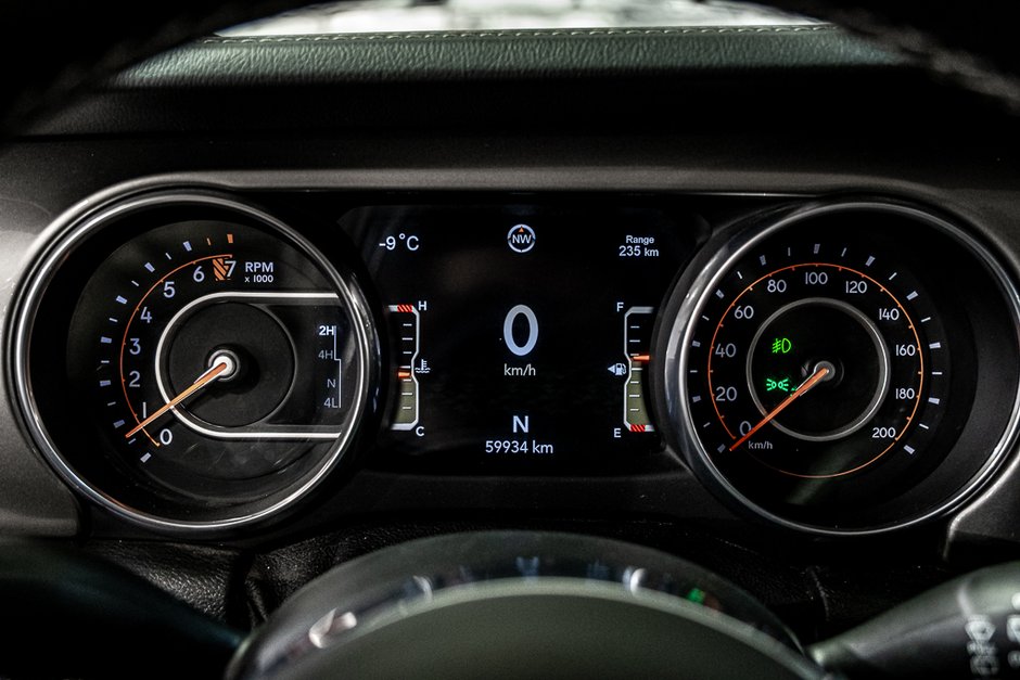 Jeep Wrangler Unlimited SAHARA V6 ALPINE DANA M220 GPS 2018.5 2018-26