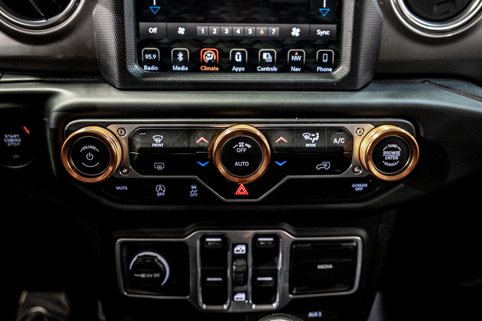 Jeep Wrangler Unlimited SAHARA V6 ALPINE DANA M220 GPS 2018.5 2018-24