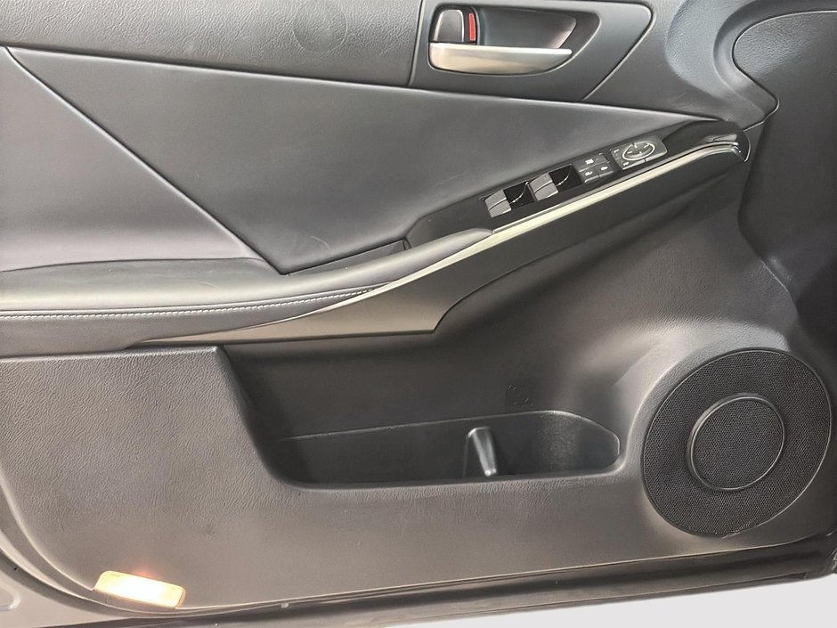 Lexus IS 300 F SPORT TOIT CUIR SIEGES CHAUFFANTS 2024-18