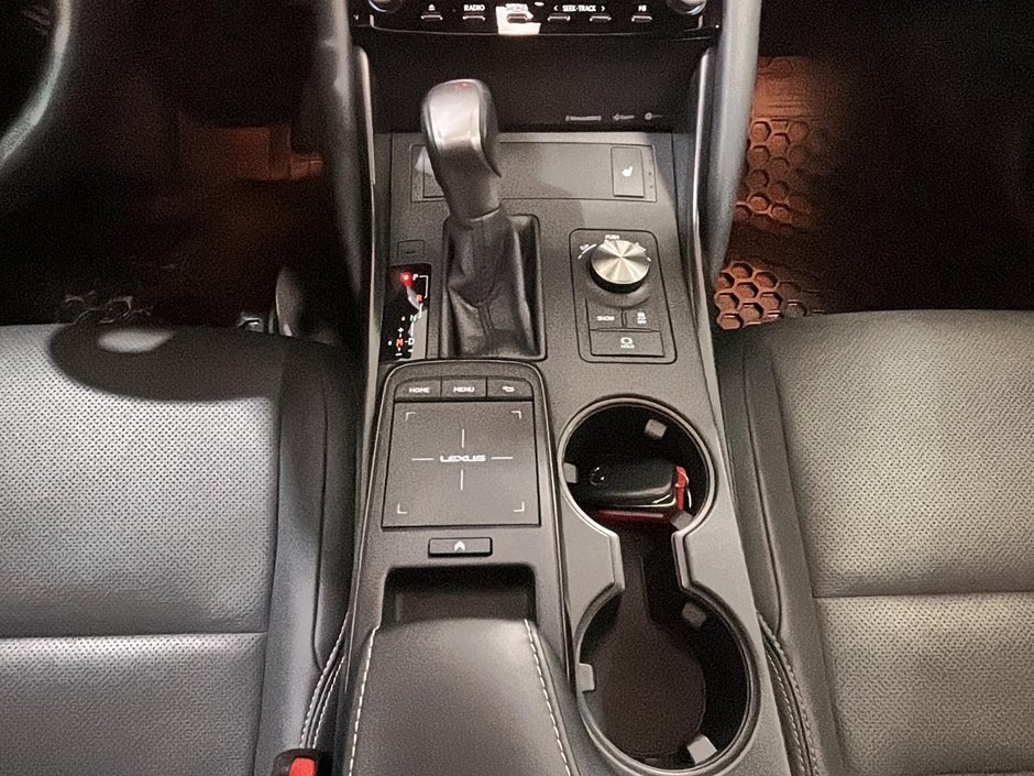 Lexus IS 300 F SPORT TOIT CUIR SIEGES CHAUFFANTS 2024-27