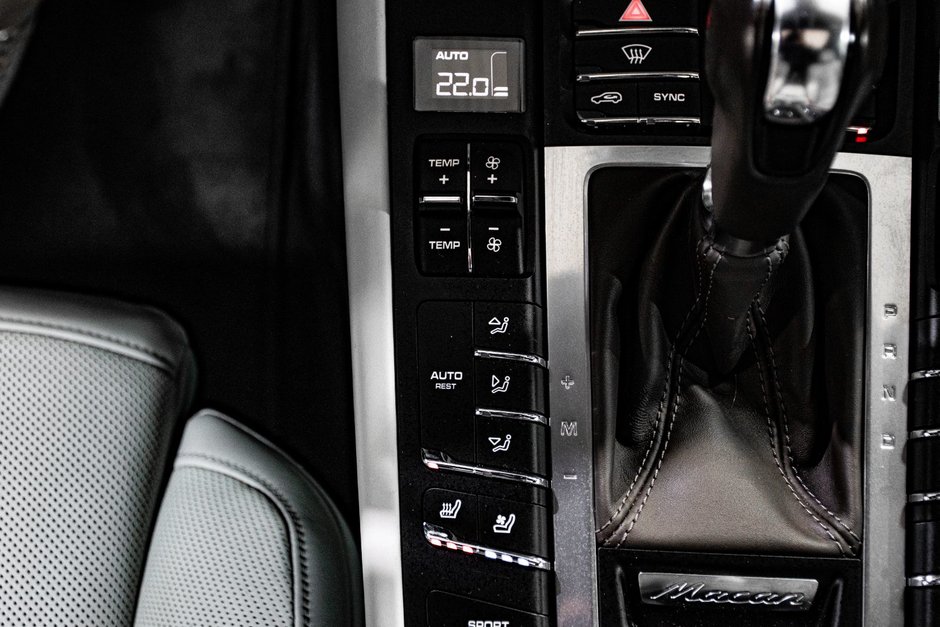 Porsche Macan TURBO AWD V6 400HP CUIR CAMERA NAV TOIT PANO 2015-28