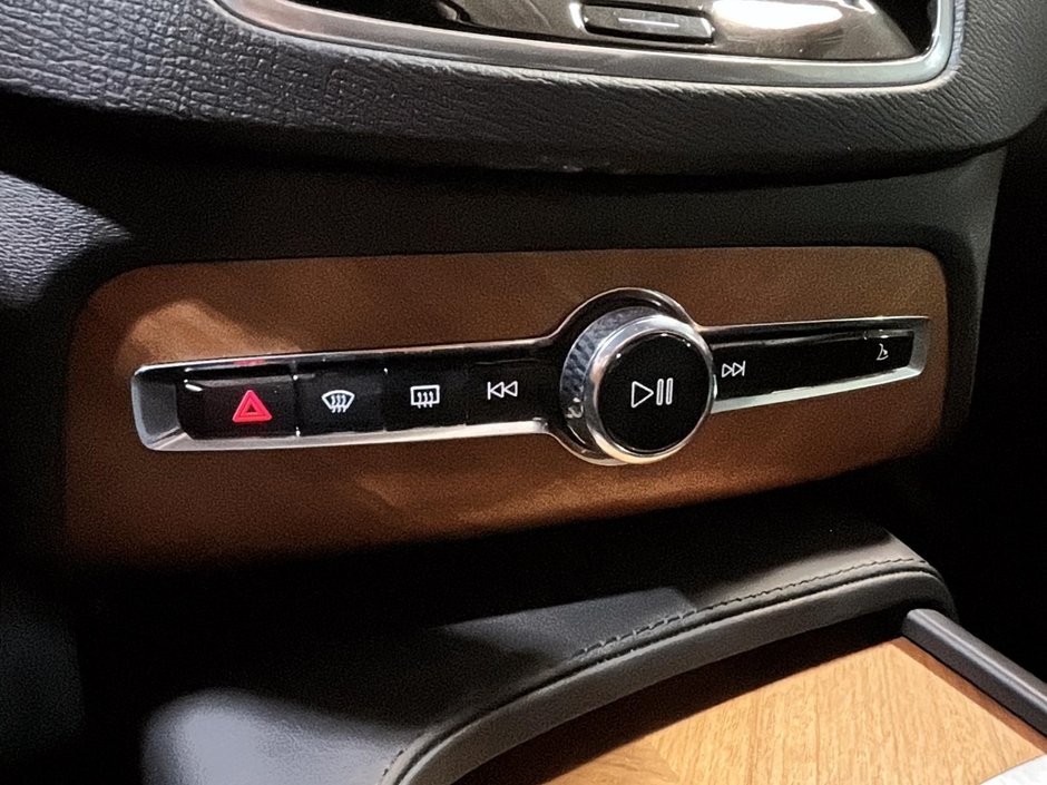 Volvo XC90 Plus Dark Theme B6 AWD 7 PASSAGERS TOIT GPS CUIR 2023-29