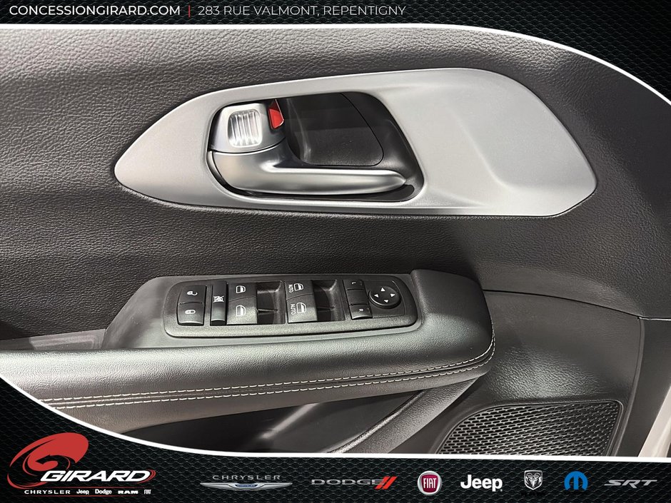 Chrysler Pacifica Touring 2023-14