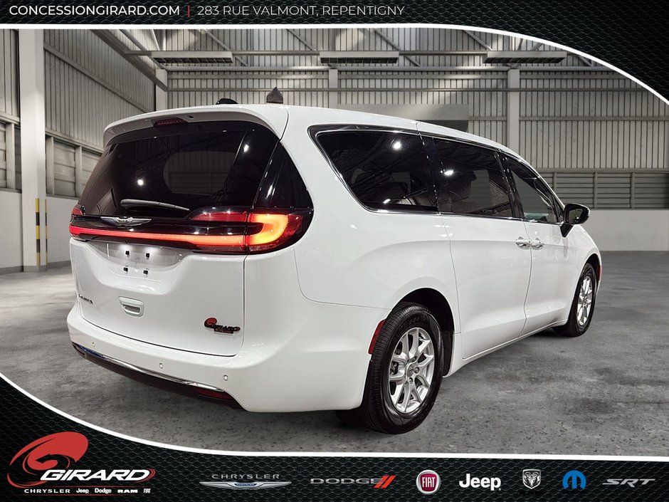 Chrysler Pacifica Touring 2023-5