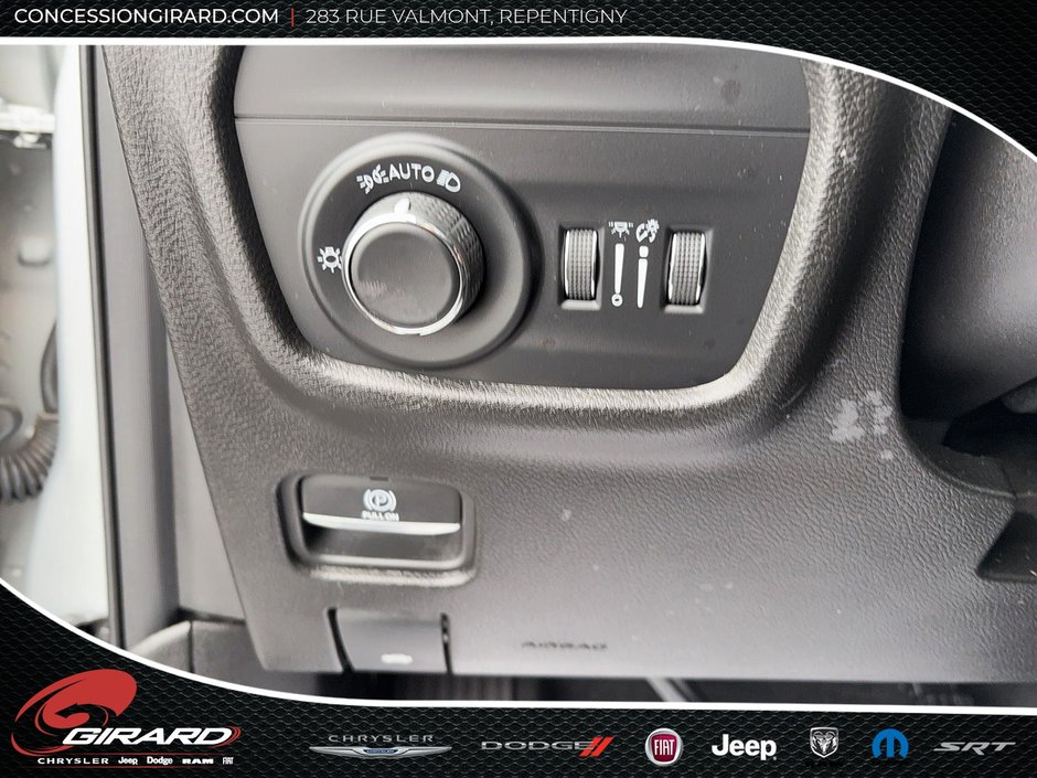 Jeep Grand Cherokee ALTITUDE, V6,Toit ouvrant, Mags 20 pouces noir 2022-18