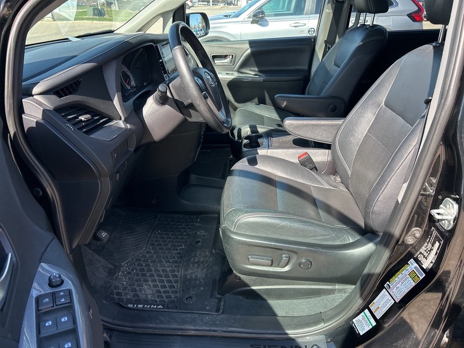 2020 Toyota Sienna SE-16