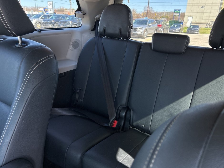 2020 Toyota Sienna SE-12