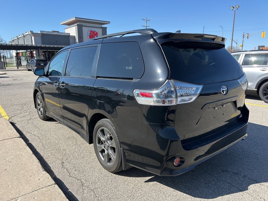 2020 Toyota Sienna SE-7
