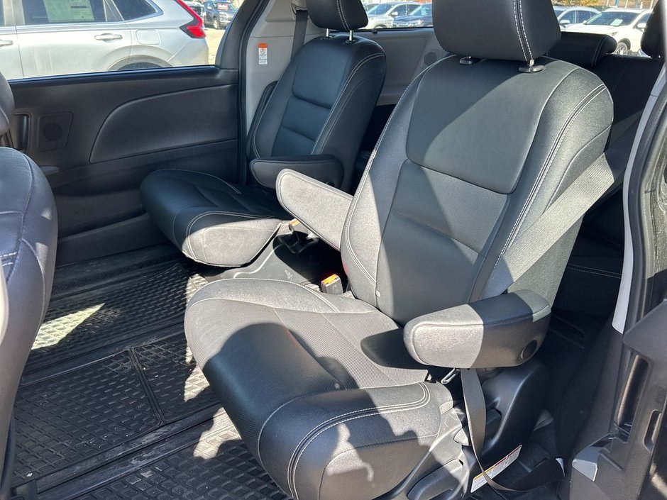 2020 Toyota Sienna SE-11