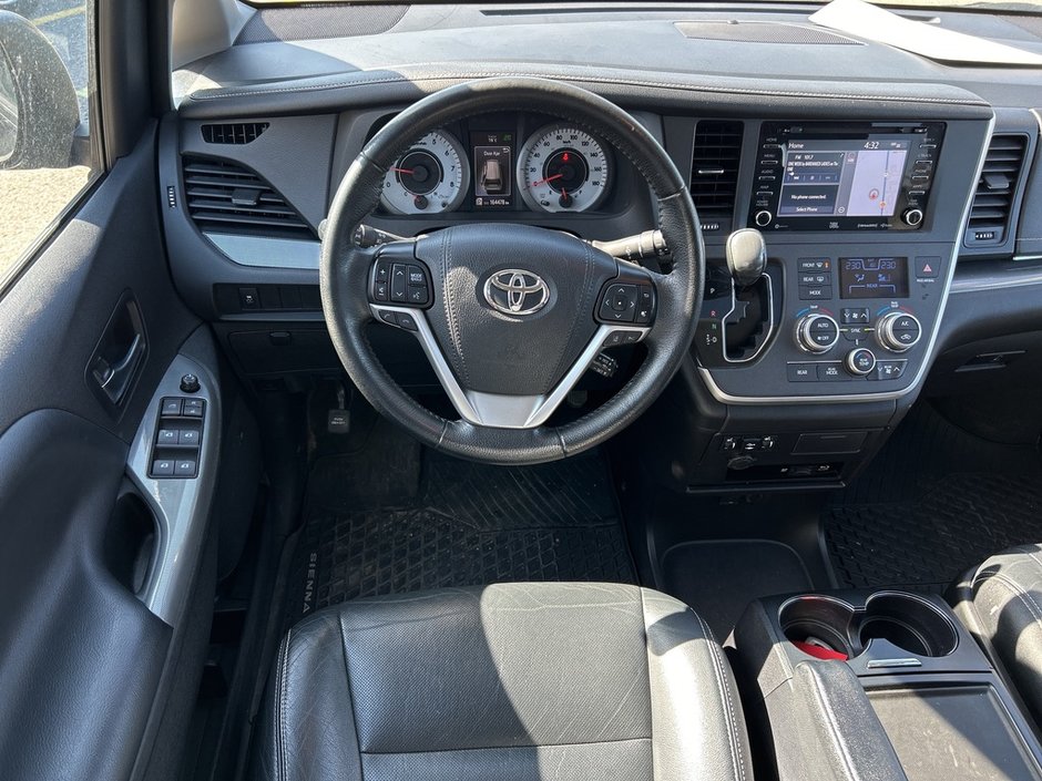 2020 Toyota Sienna SE-13