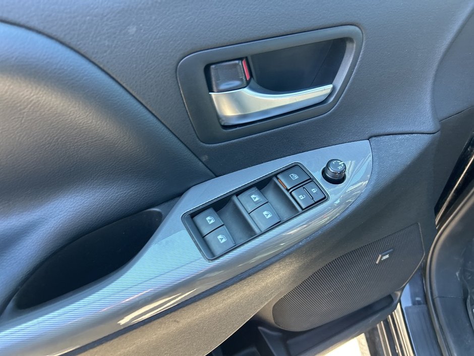 2020 Toyota Sienna SE-17