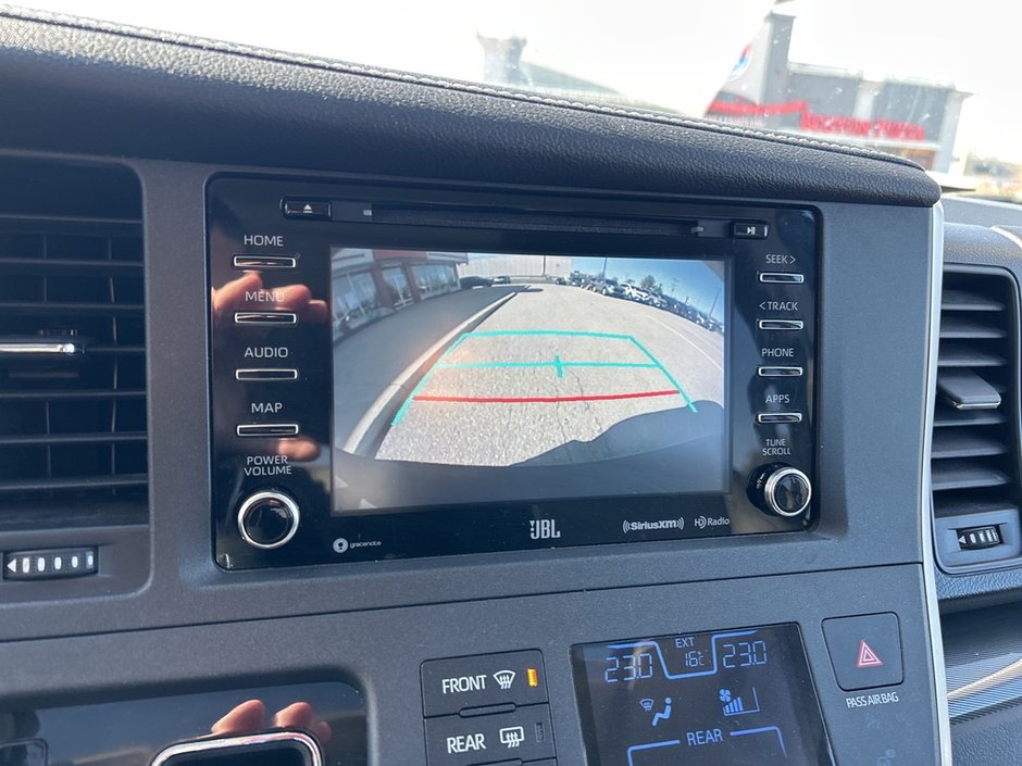 2020 Toyota Sienna SE-23