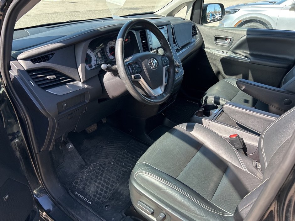 2020 Toyota Sienna SE-15