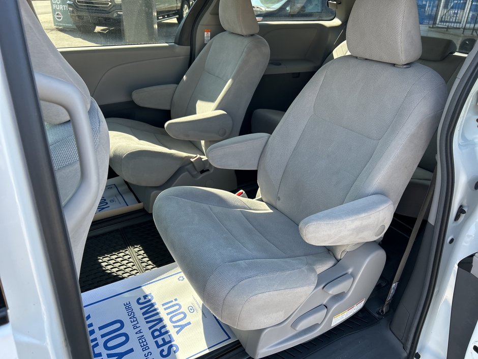 2018 Toyota Sienna 7 Passenger-9