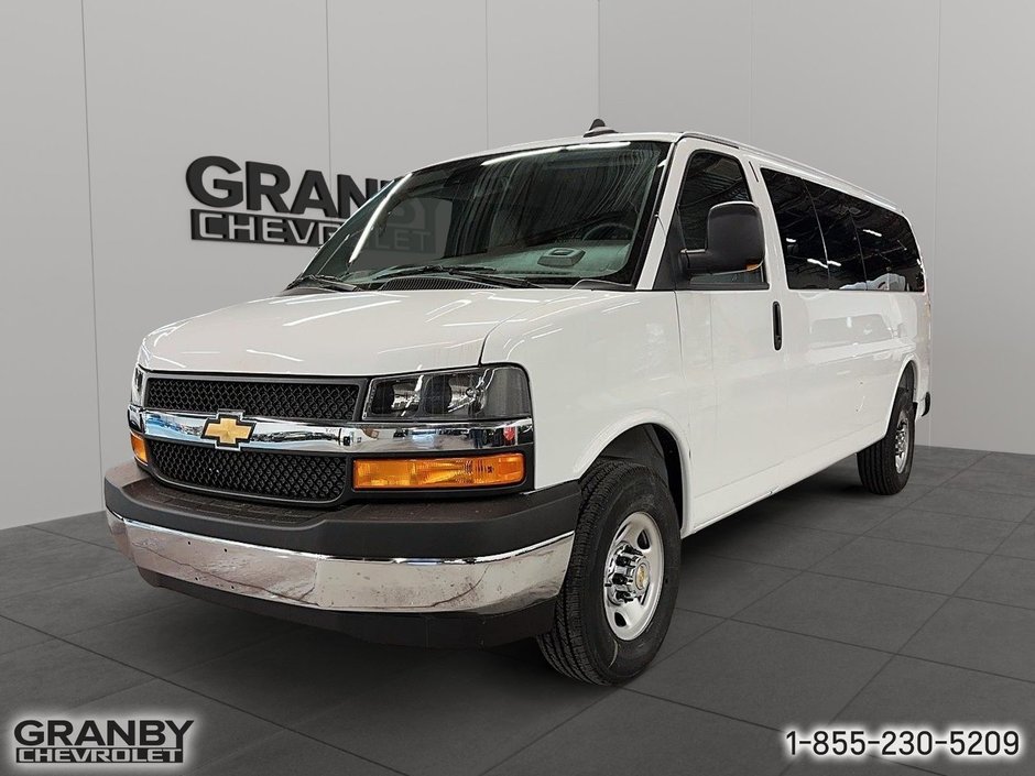 Chevrolet Express Passenger 3500  2025 à Granby, Québec - w940px