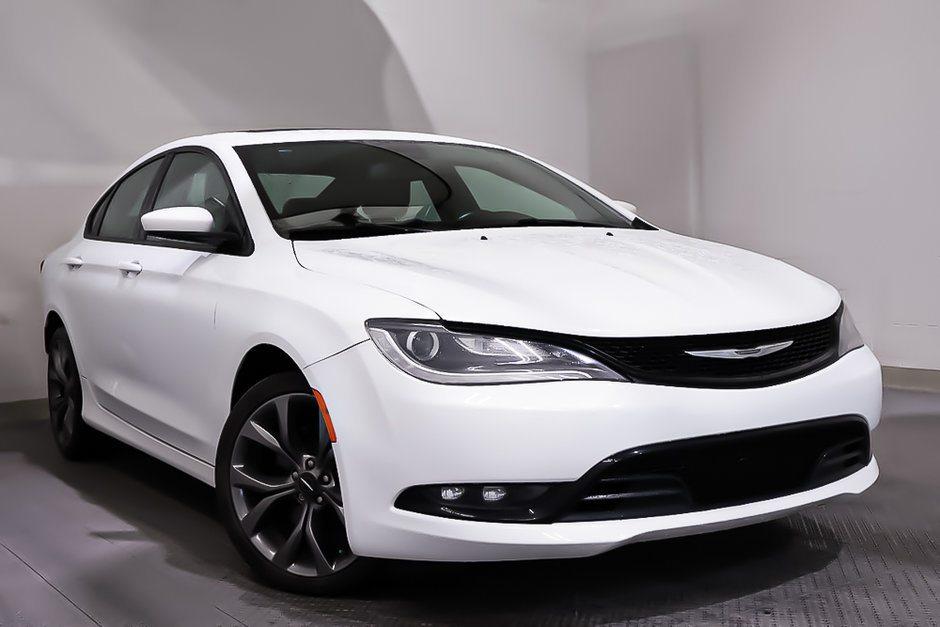 Chrysler 200 S + AWD + CUIR + TOIT OUVRANT PANO 2015 à Terrebonne, Québec - w940px