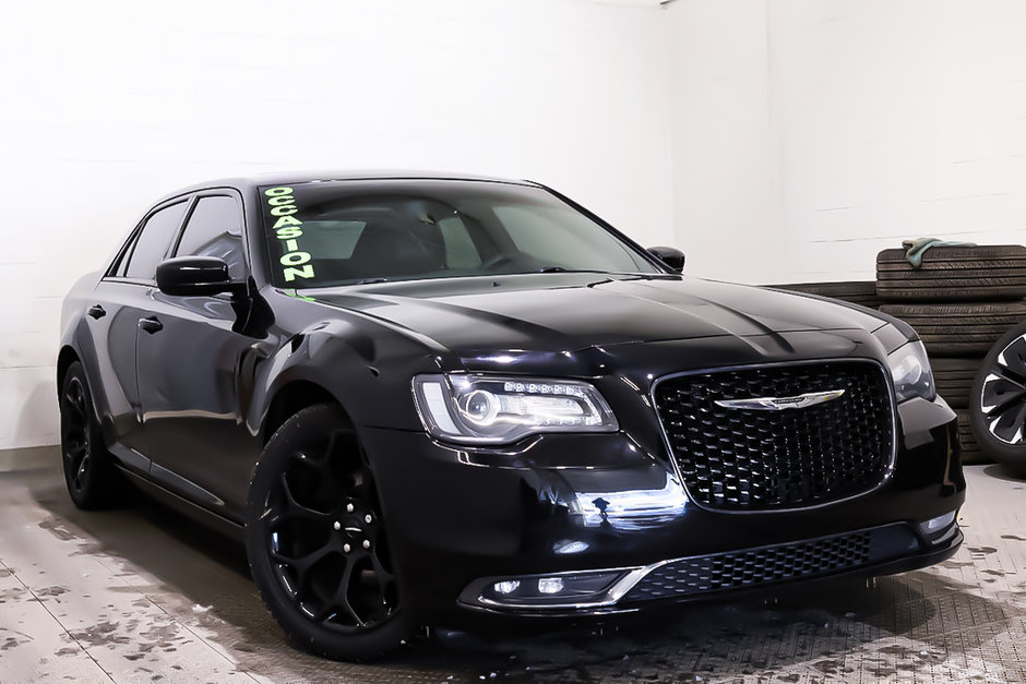 2015 Chrysler 300 300S + RWD + V6 + TOIT OUVRANT PANO + CUIR in Terrebonne, Quebec - w940px