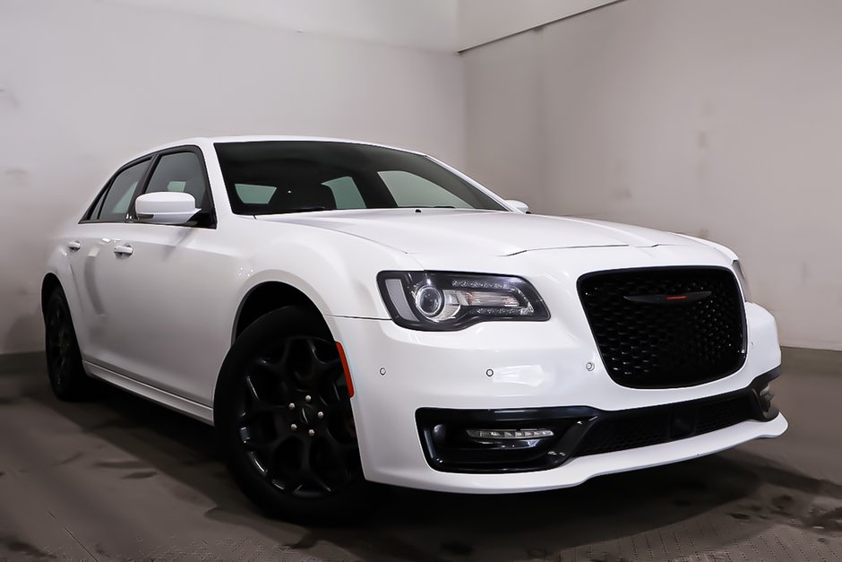 2023 Chrysler 300 300S + AWD + CUIR + TOIT OUVRANT PANO in Terrebonne, Quebec - w940px