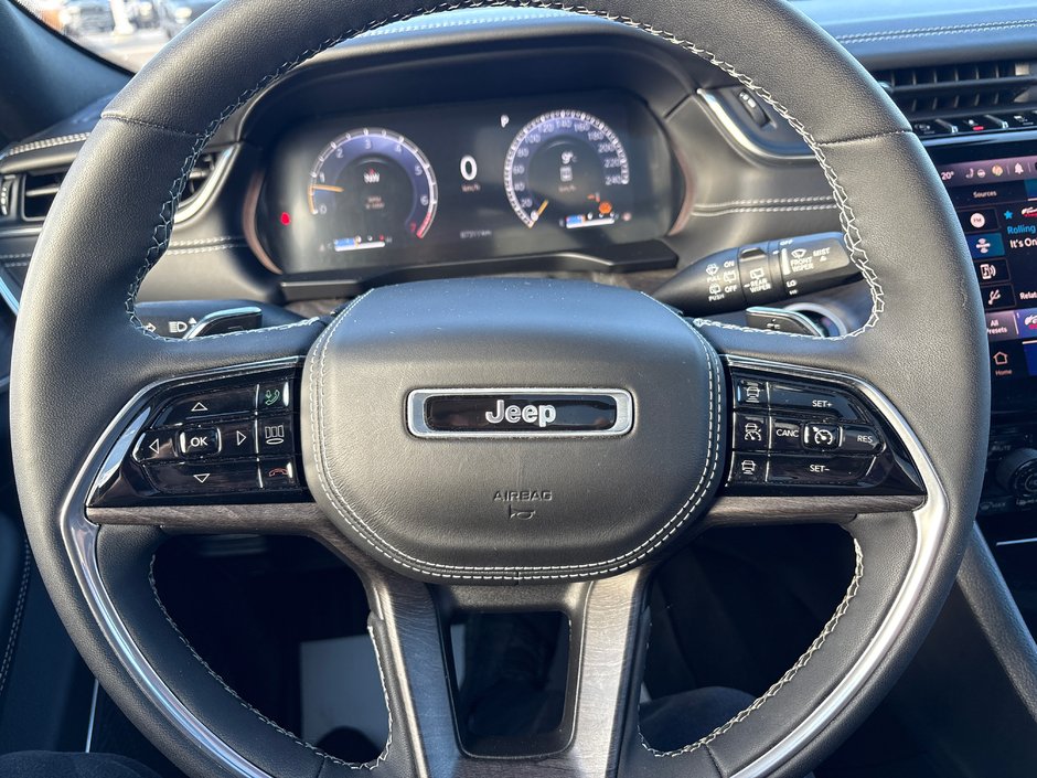 2023 Jeep Grand Cherokee Overland-17