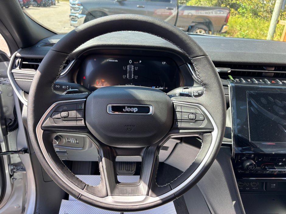 2025 Jeep Grand Cherokee LAREDO ALTITUDE-9
