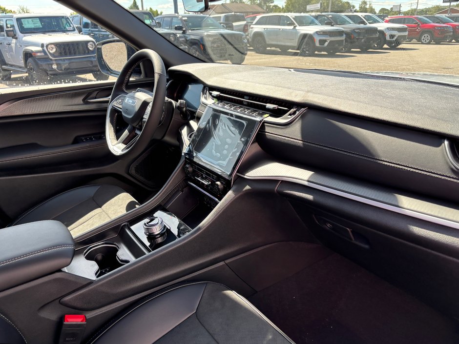 2025 Jeep Grand Cherokee LAREDO ALTITUDE-12