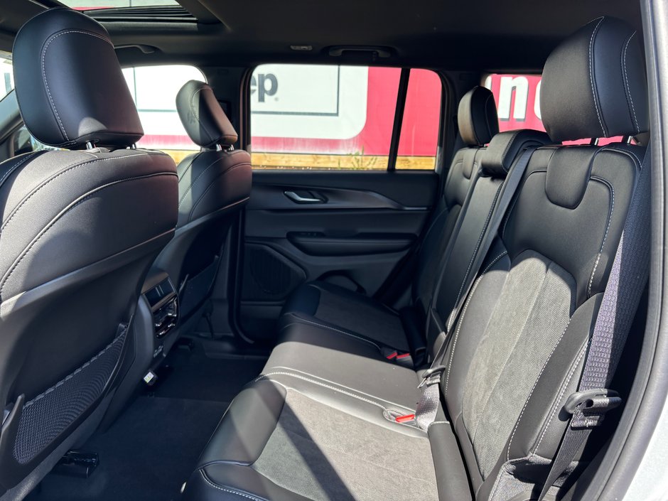 2025 Jeep Grand Cherokee LAREDO ALTITUDE-16
