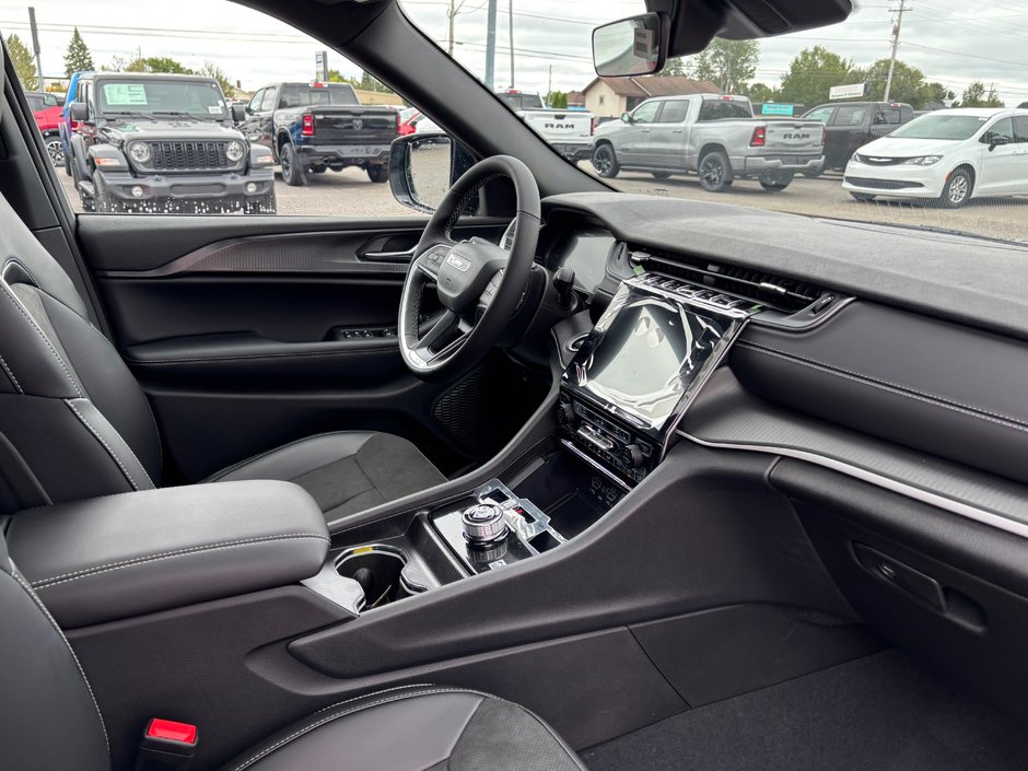 2025 Jeep Grand Cherokee LAREDO ALTITUDE-12
