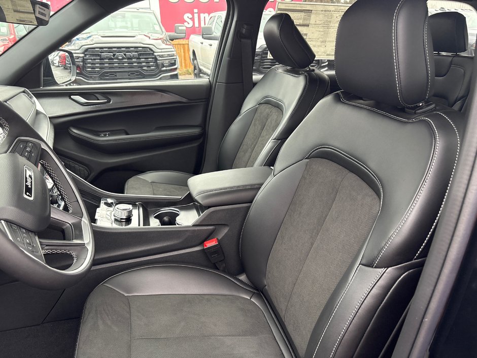2025 Jeep Grand Cherokee LAREDO ALTITUDE-17