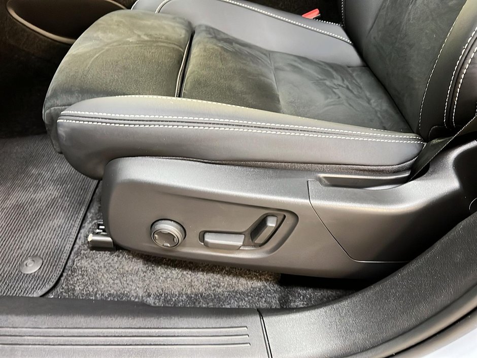 2024 Volvo C40 RECHARGE ULTIMATE NAV-23