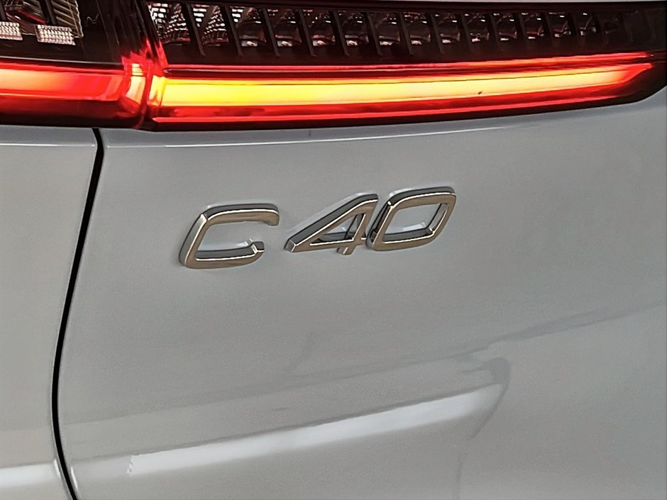 2024 Volvo C40 RECHARGE ULTIMATE NAV-25