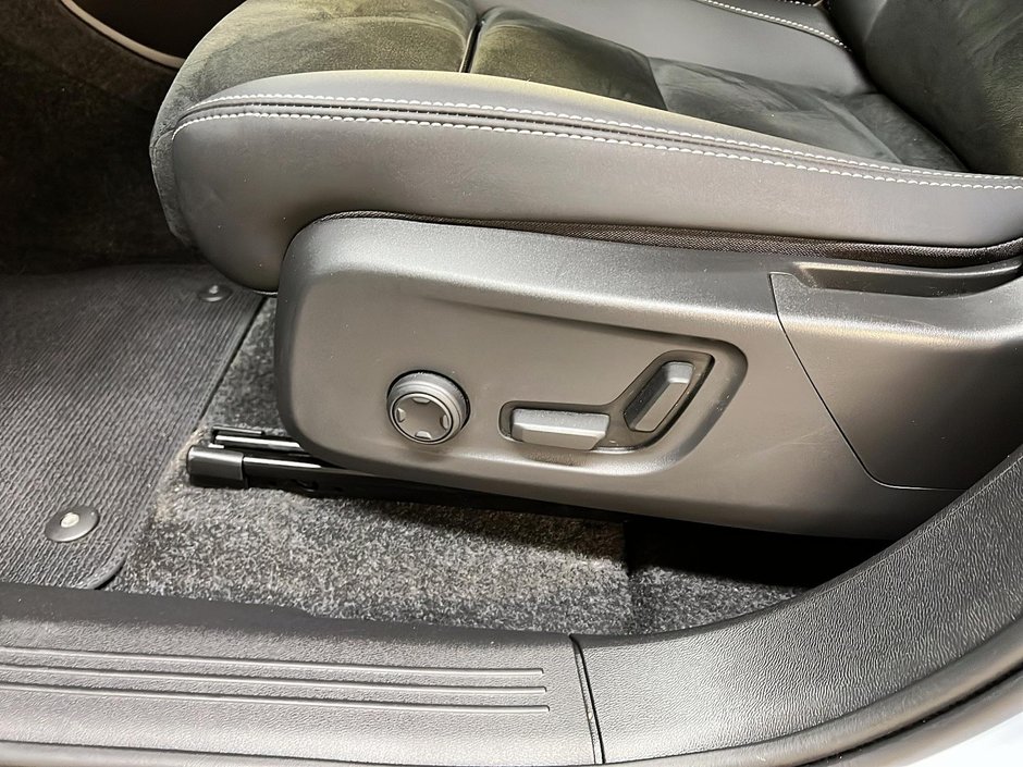 2024 Volvo C40 RECHARGE ULTIMATE NAV-23