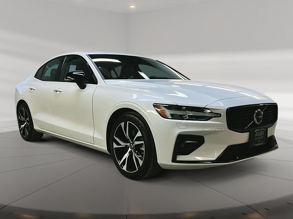 Volvo S60 B5 CORE CUIR TOIT PANO NAV 4RM 2024-2