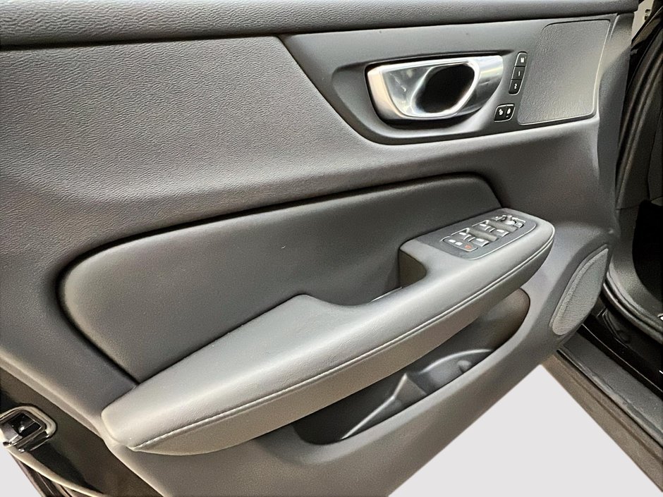 Volvo V60 B5 CROSS COUNTRY PLUS CUIR TOIT PANO NAV 4RM 2025-25