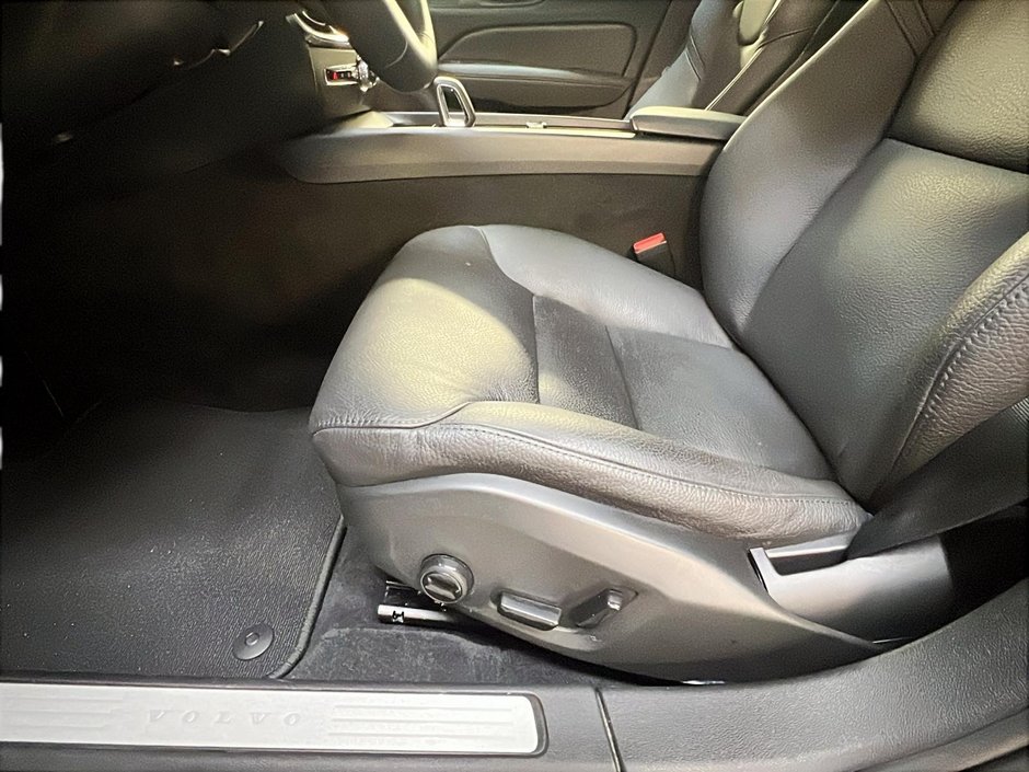 Volvo V60 B5 CROSS COUNTRY PLUS CUIR TOIT PANO NAV 4RM 2025-26