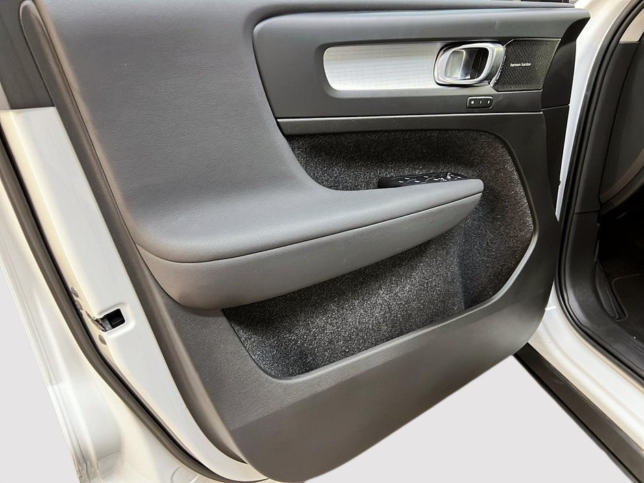 2022 Volvo XC40 T5 MOMENTUM CUIR TOIT PANO NAV-24