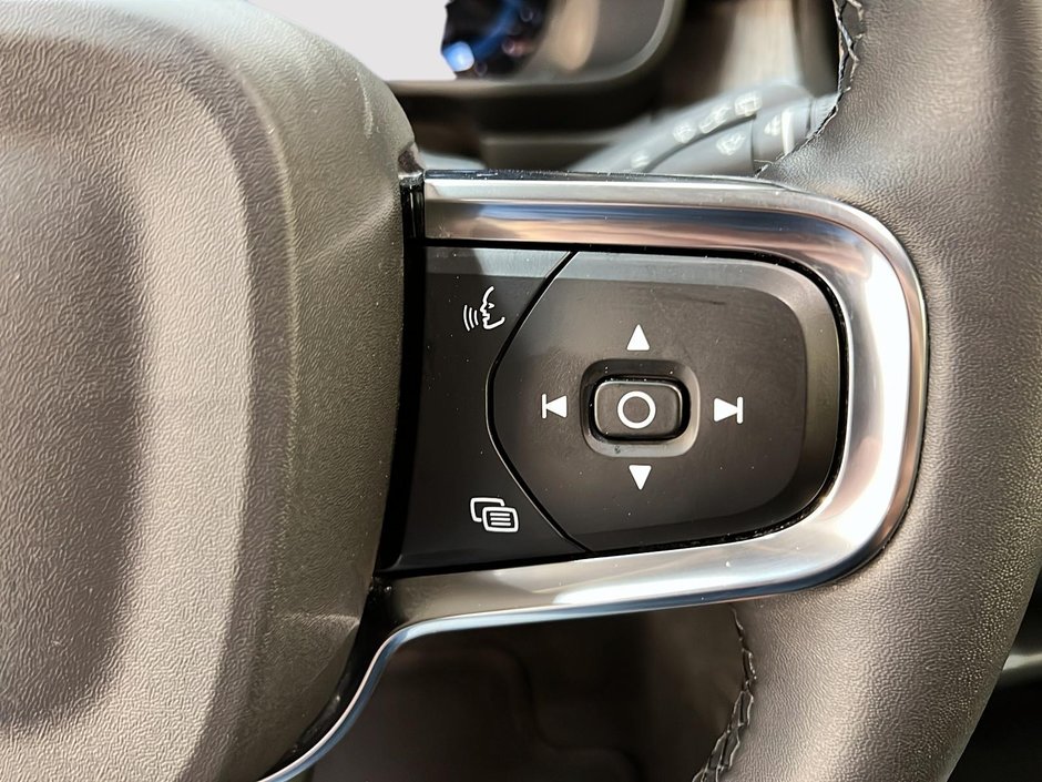 Volvo XC40 B5 PLUS CUIR TOIT PANO NAV 4RM 2023-19