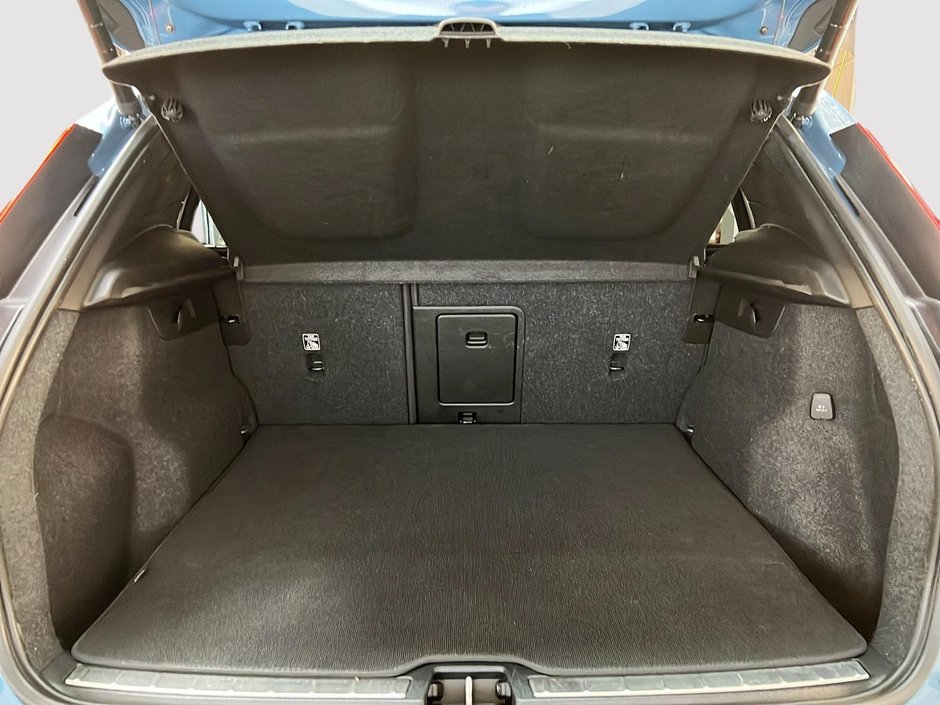 Volvo XC40 B5 PLUS CUIR TOIT PANO NAV 4RM 2023-12