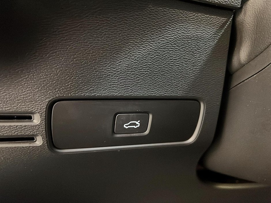 Volvo XC40 B5 PLUS CUIR TOIT PANO NAV 4RM 2023-22
