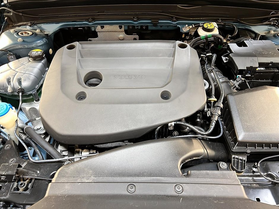 Volvo XC40 B5 PLUS CUIR TOIT PANO NAV 4RM 2023-11