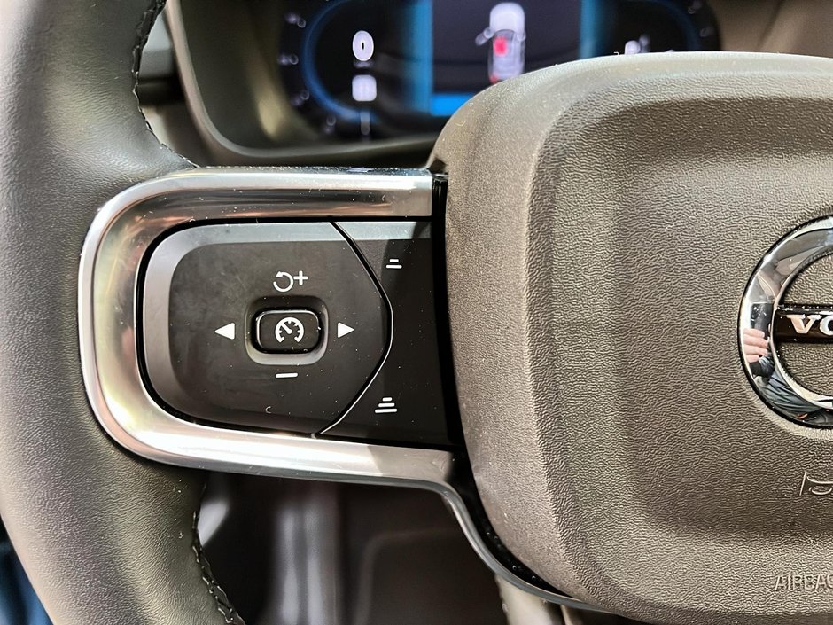 Volvo XC40 B5 PLUS CUIR TOIT PANO NAV 4RM 2023-21