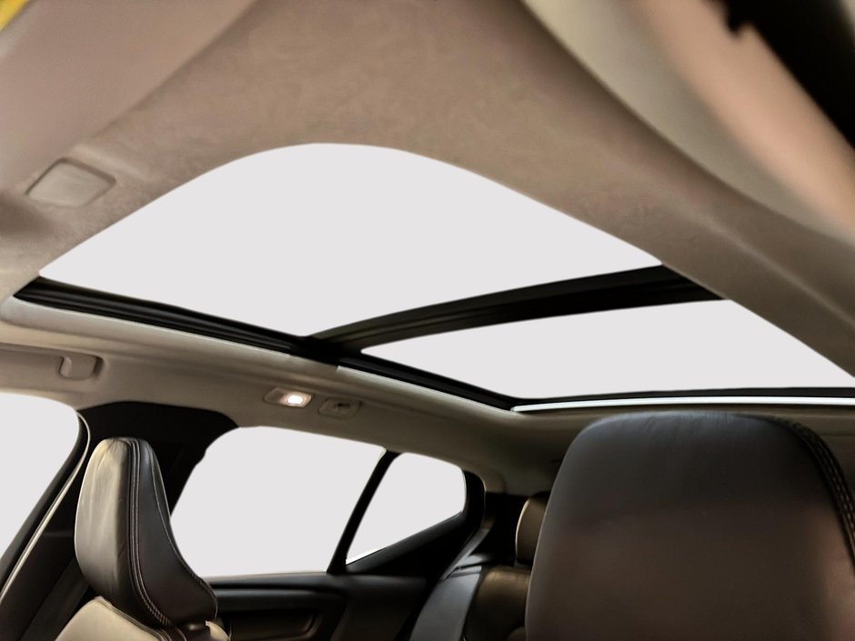 Volvo XC40 B5 PLUS CUIR TOIT PANO NAV 4RM 2023-9