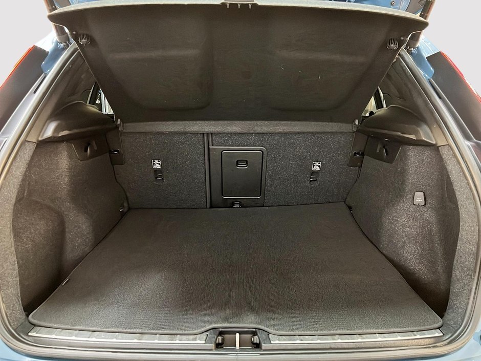 Volvo XC40 B5 PLUS CUIR TOIT PANO NAV 4RM 2023-12