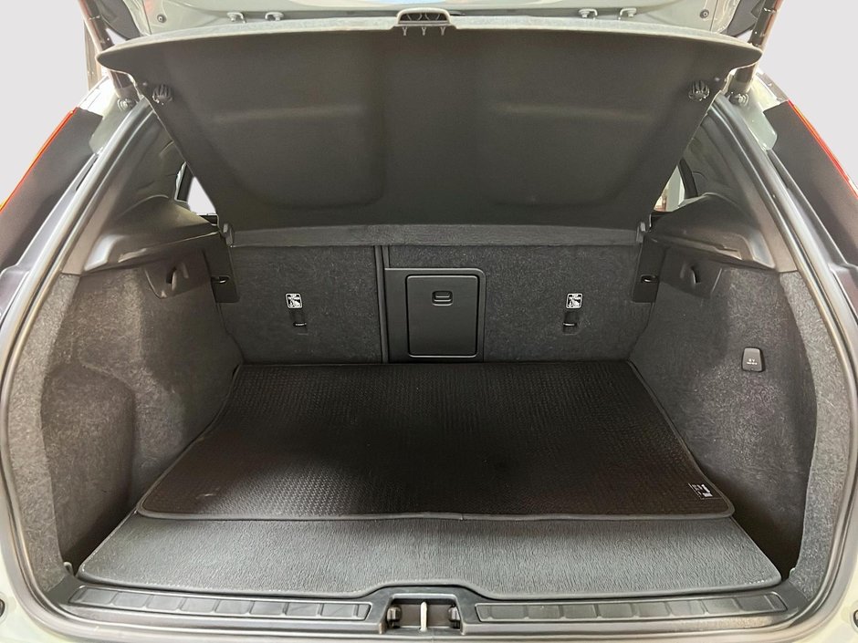 Volvo XC40 TWIN RECHARGE PLUS TOIT PANO NAV 4RM 2023-12