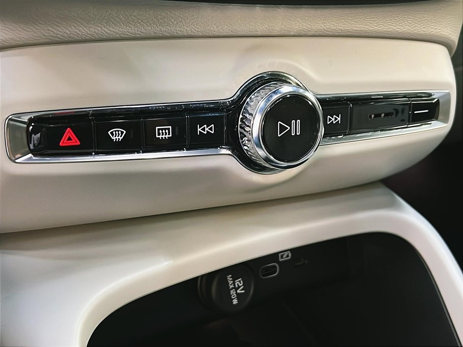 2023 Volvo XC40 B5 PLUS CUIR TOIT PANO NAV 4RM-15