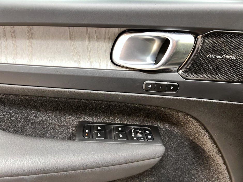 2023 Volvo XC40 ULTIMATE DARK CUIR TOIT PANO NAV 4RM-23